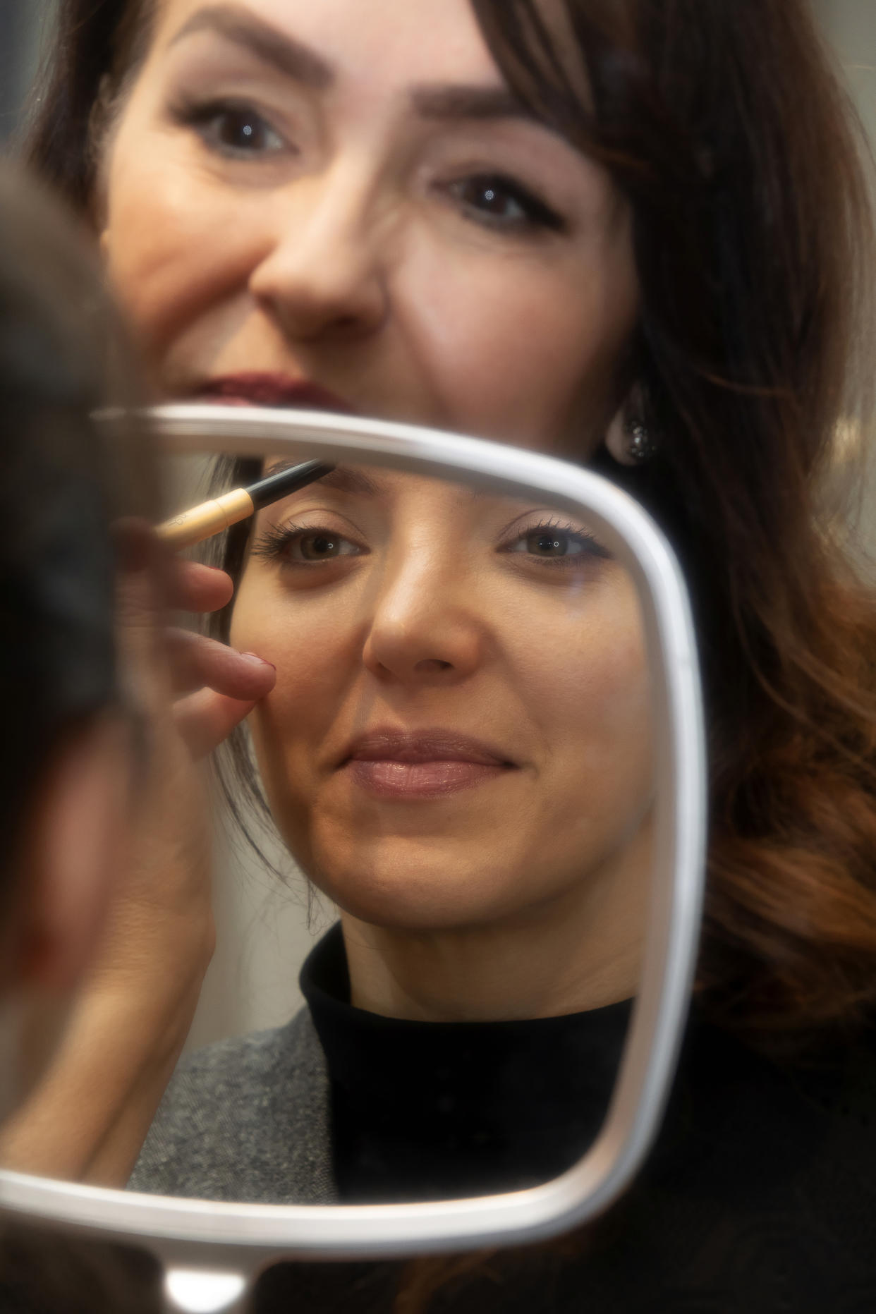 Vesa Gashi se depila las cejas durante su segunda visita a Sania’s Brow Bar en Nueva York, el 7 de febrero de 2024. (Levi Mandel/The New York Times).