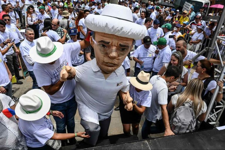 Un muñeco con la figura de Uribe en una manifestación de 2019 en su favor