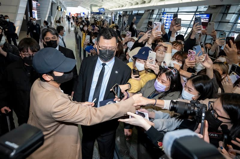 丁海寅在台享有高人氣，在桃機替粉絲簽名。（圖／Louis Vuitton提供）