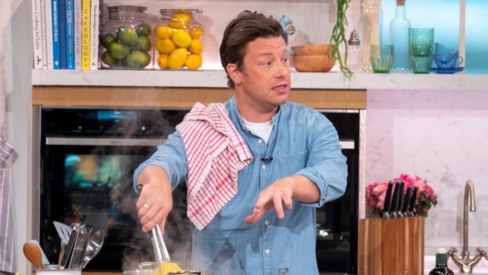 Jamie Oliver cooking pasta