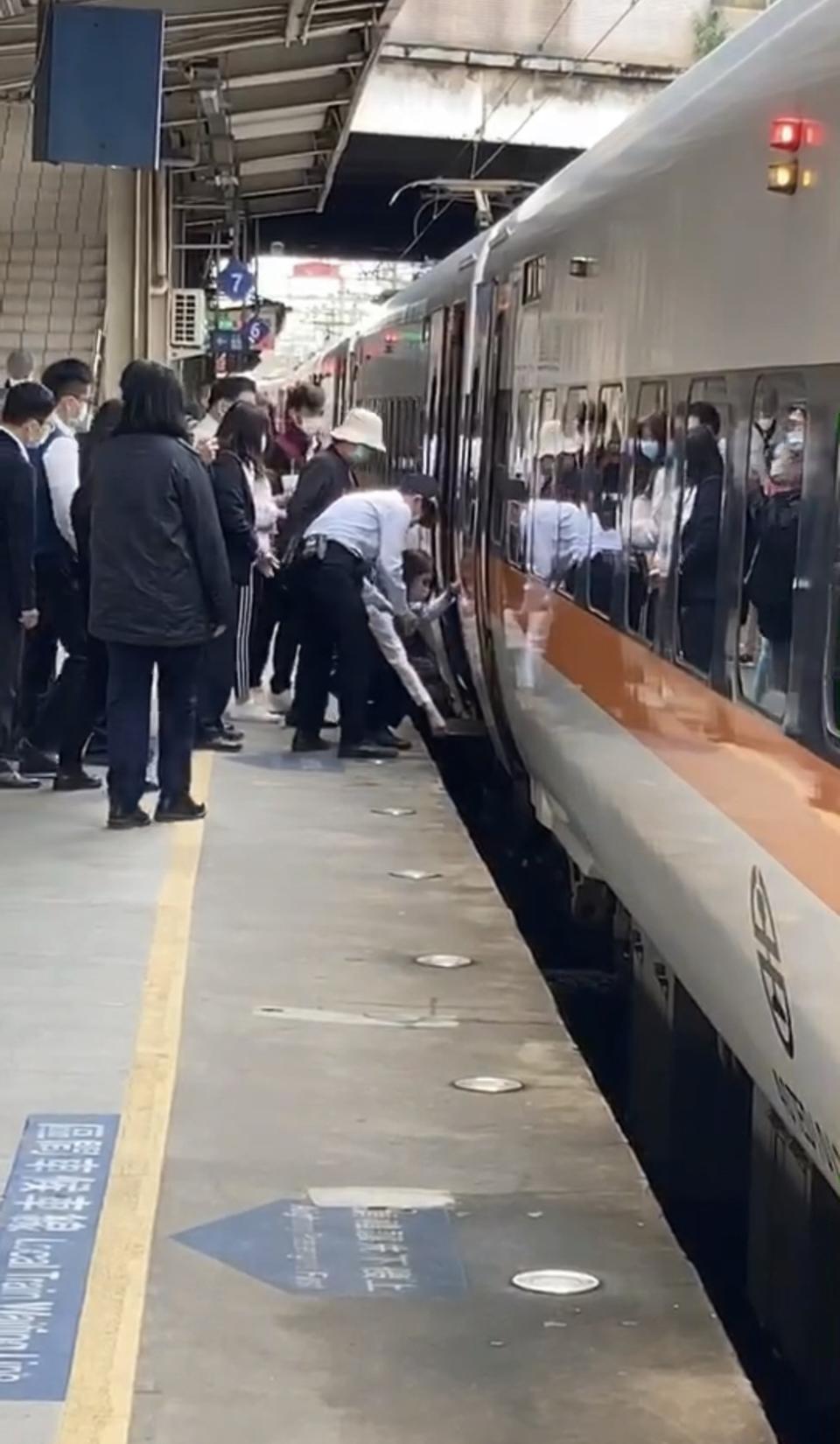 樹林站的列車長趴地開車門，這樣的畫面引發爭議。（圖／台鐵產業工會 提供）