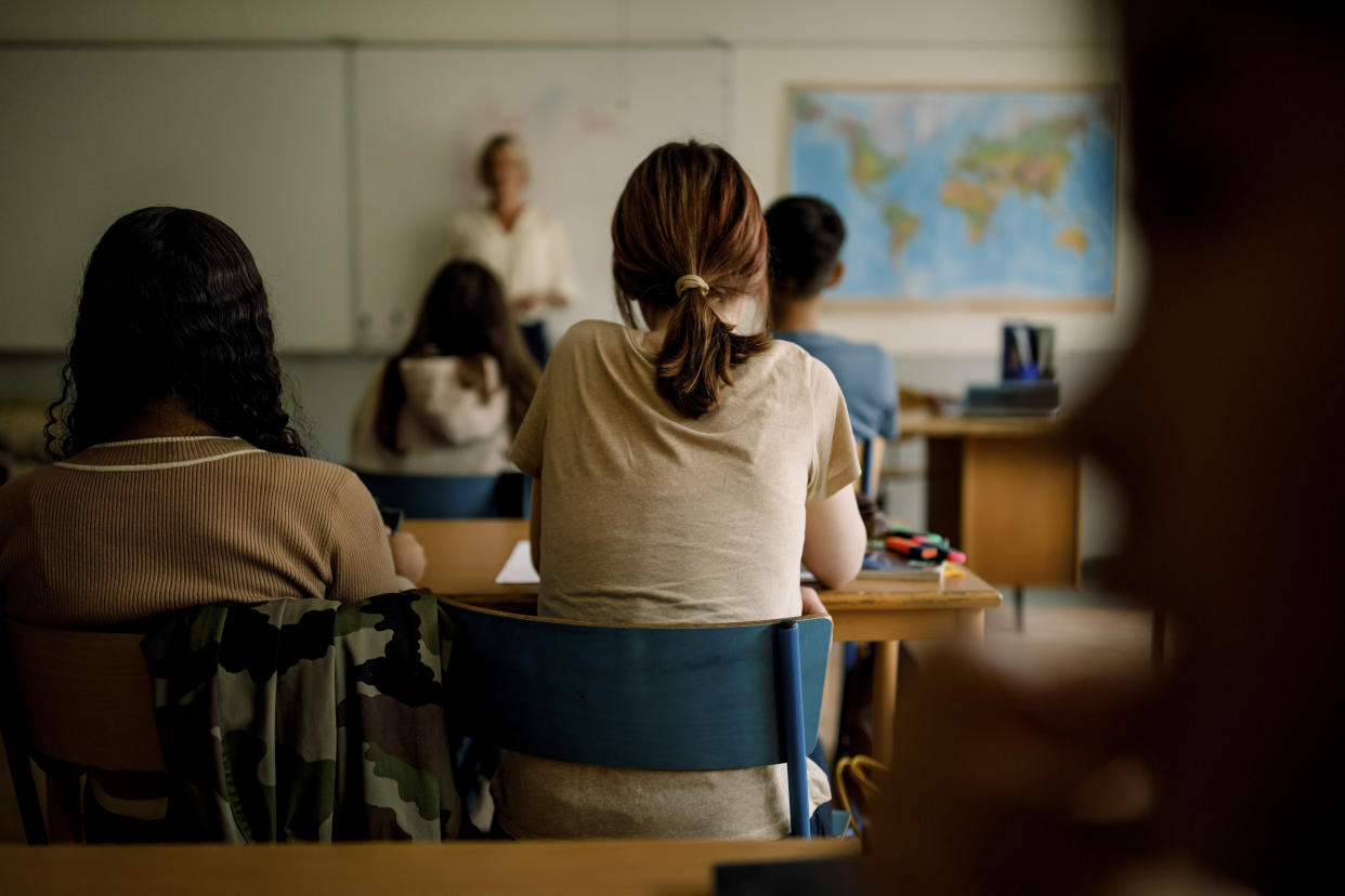 Gewisse Sachen sollen in der Schule nicht mehr getragen werden. (Symbolbild: Getty)