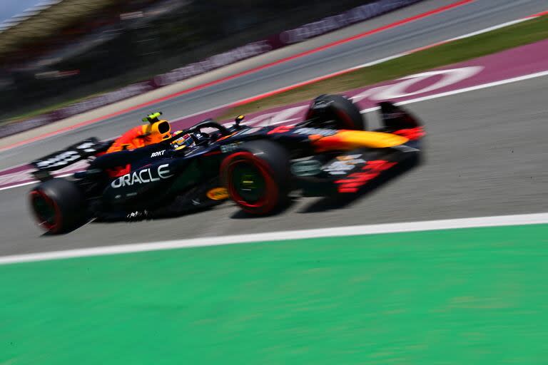 El mexicano Sergio Pérez tiene que saldar una penalización de tres lugares en el GP de España.