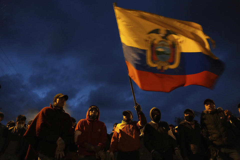 Manifestantes indígenas ondean una bandera de Ecuador mientras caminan hacia Quito, para protestar allí contra las políticas económicas del gobierno del presidente Guillermo Lasso, en Quito, Ecuador, el 19 de junio de 2022. (AP Foto/Dolores Ochoa)