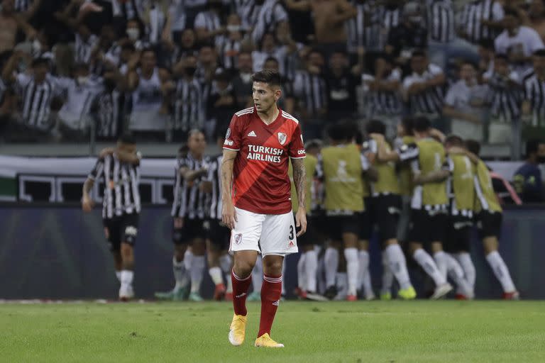 La impotencia de Angileri es la de todo River, mientras Mineiro festeja al fondo