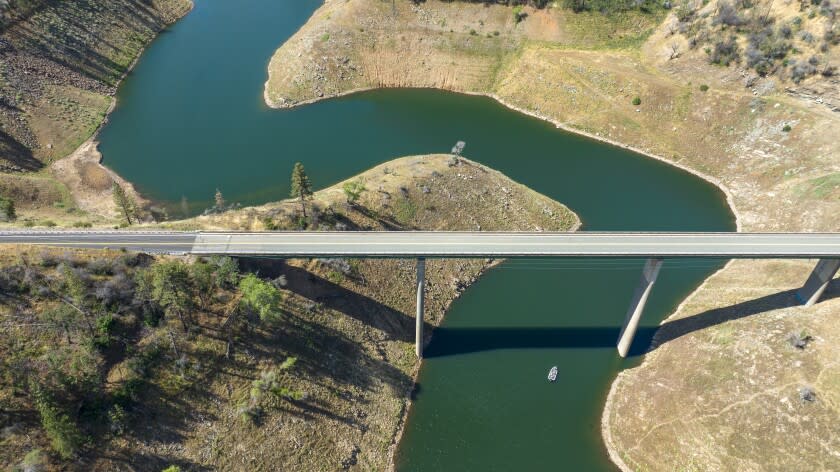 Oroville, CA - June 02: Aerial photos of a bridge on CA 162, the Oro Quincy Highway over Lake Oroville which stands at 54% of capacity in the midst of record drought on Thursday, June 2, 2022 in Oroville, CA. (Brian van der Brug / Los Angeles Times)