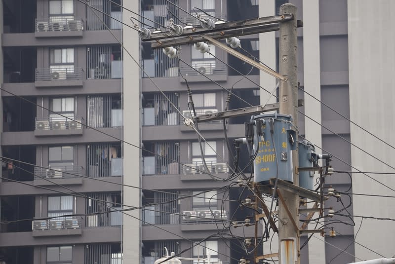 現行民生電價若調漲5%，每月用電120度以下，每戶多付新台幣9元；民生用電121度至330度，則多34元。（中央社資料照）