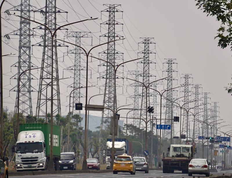 全台4月15日瀕臨分區限電危機，台電當時緊急向民間大戶買電，並祭出每度12元的天價。圖 為高雄市小港區一帶的高壓電塔。（中央社資料照）