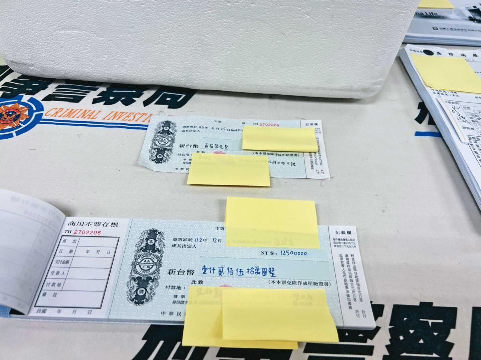 警方查扣張男簽署的本票等證物。（鏡新聞提供）