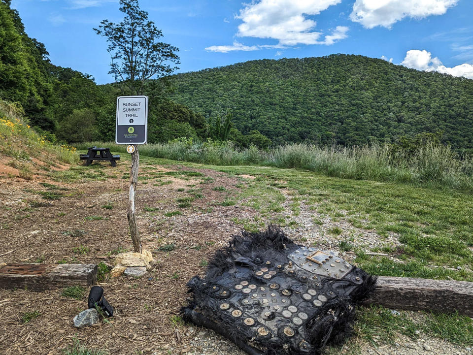 La plaque de débris carbonisée provenant d'une capsule SpaceX (The Glamping Collective)