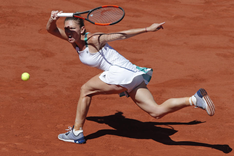 ARCHIVO - En esta foto del sábado 10 de junio de 2017, Simona Halep devuelve ante Jelena Ostapenko durante la final del Abierto de Francia en París. (AP Foto/Christophe Ena, archivo)