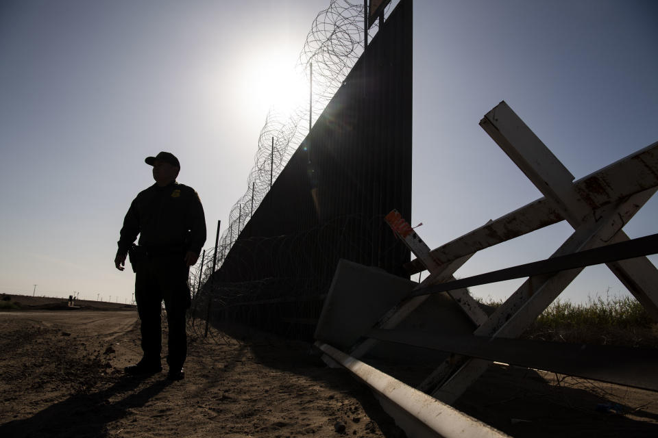 El agente de la patrulla fronteriza, Anthony García, posa para una foto en un punto de la frontera entre Estados Unidos y México, donde un nuevo muro sustituirá la vieja valla en Calexico, California (Foto de Carolyn Van Houten / The Washington Post a través de Getty Images).