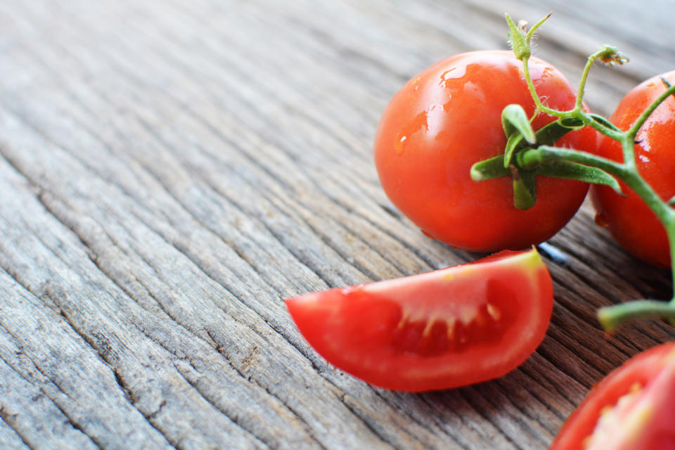 <p>Auch saure Gemüsesorten wie Tomaten greifen den Zahnschmelz an. Ein weiterer unschöner Nebeneffekt kann sein: Das gelbliche Zahnbein wird freigelegt und die Zähne erscheinen optisch ein paar Nuancen dunkler. Dasselbe gilt übrigens für Ketchup und Tomatensuppe oder -saft. (Bild: Getty Images) </p>