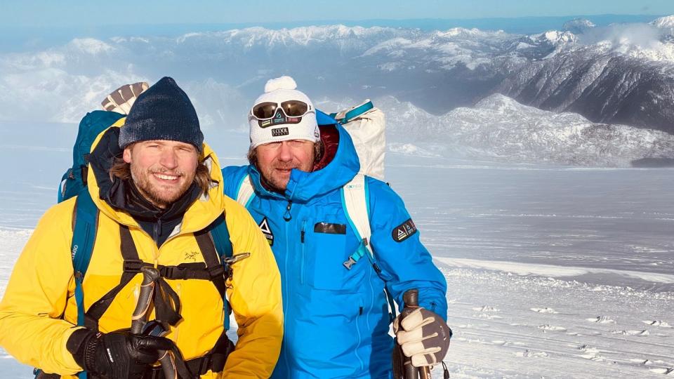 Sebastian Ströbel (links) und Hans Honold spielen bei einer Gletschertour auf dem Dachsteingletscher einige Szenarien durch, um den "Bergretter"-Schauspieler Ströbel auf Extremsituationen vorzubereiten. Eine zweiteilige Doku begleitet ihn bei seinem Vorhaben, die Alpen zu überqueren. (Bild: ZDF / David Enge)