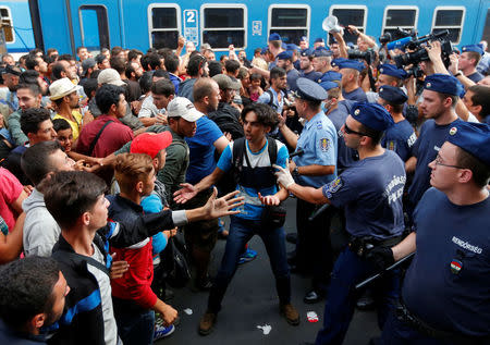 FILE PHOTO: Migrants face Hungarian police in the main Eastern Railway station in Budapest, Hungary, September 1, 2015. REUTE/Laszlo Balogh/File Photo