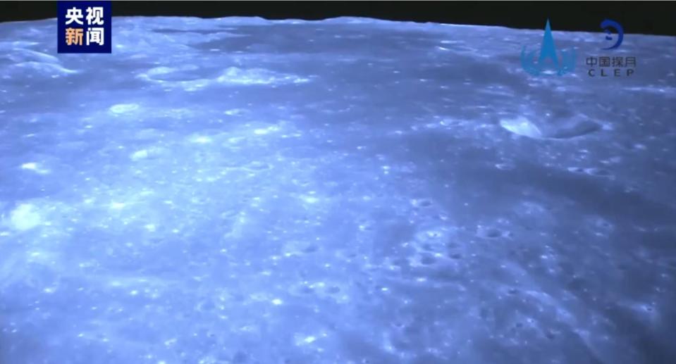 η επιφάνεια του φεγγαριού με κρατήρα όπως φαίνεται από το διάστημα