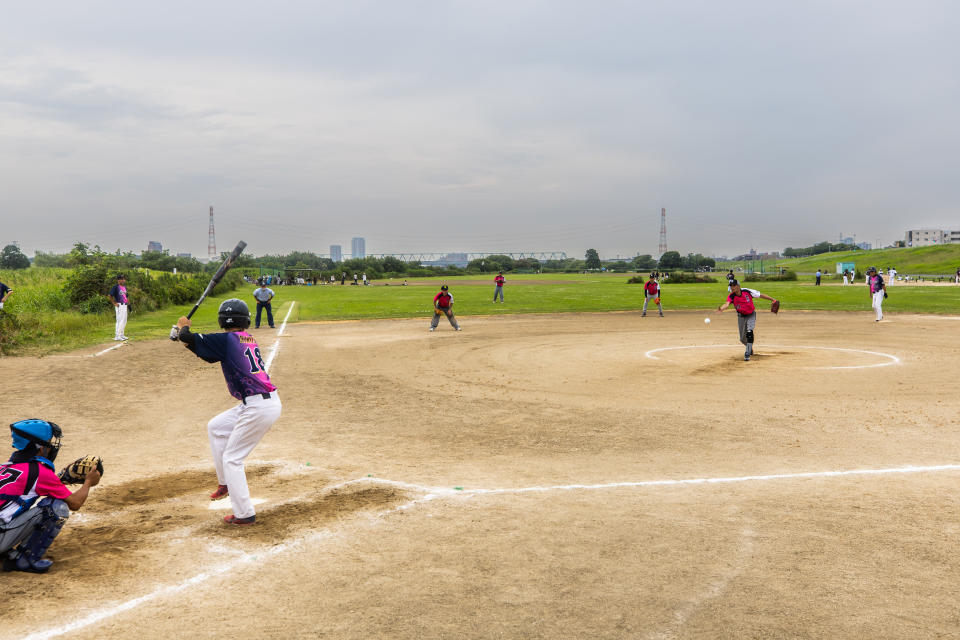 Miembros del equipo de sóftbol Ryuyukai en un juego en los suburbios de Tokio, el 3 de julio de 2022. (Shiho Fukada/The New York Times)
