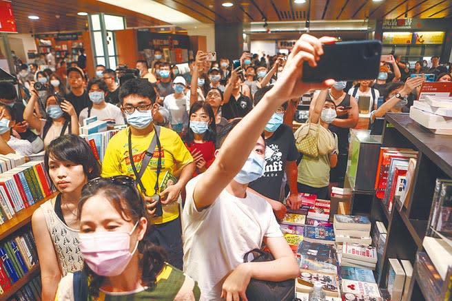 台北東區一大地標敦南誠品書店，昨為最後一天的營業日，吸引許多誠品的忠實粉絲前往道別。（鄧博仁攝）