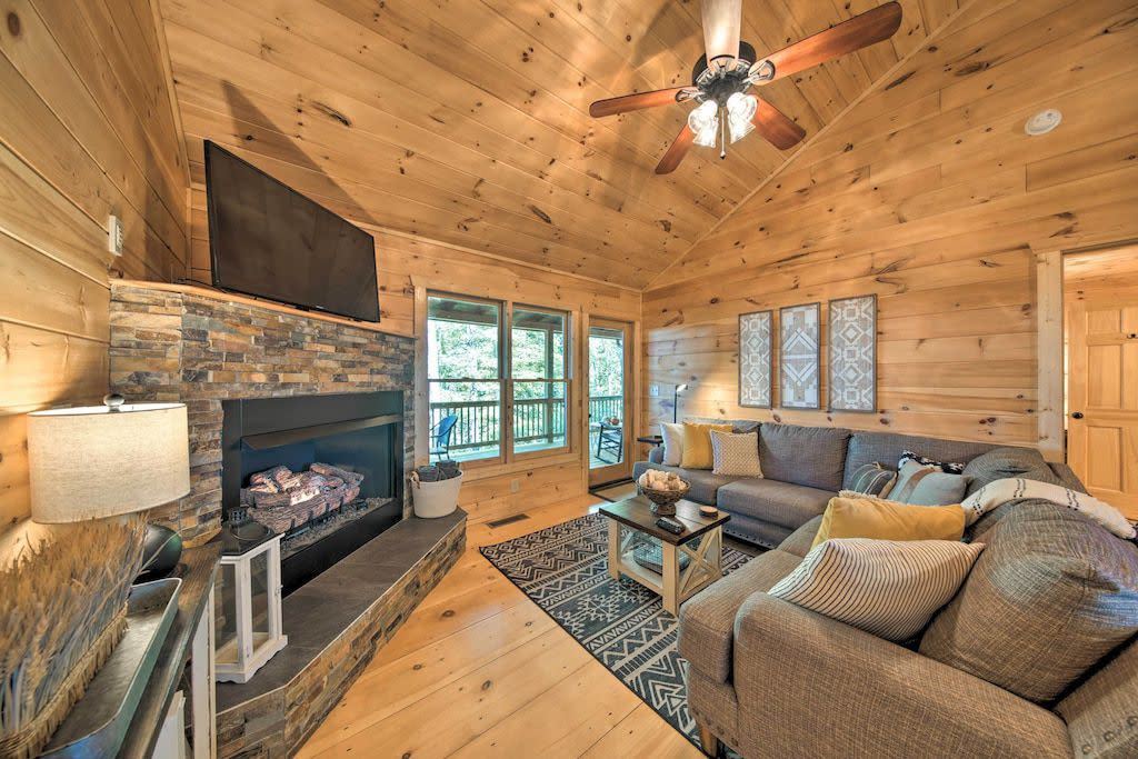 Blue Ridge Hideaway Cabin: More