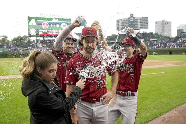 Reds win to keep pressure on D-backs in postseason race