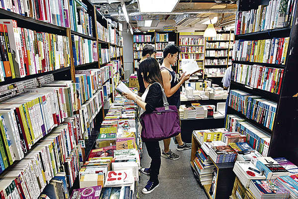 本地樓上書店多八折出售台版書，與博客來訂購相若。（資料圖片）