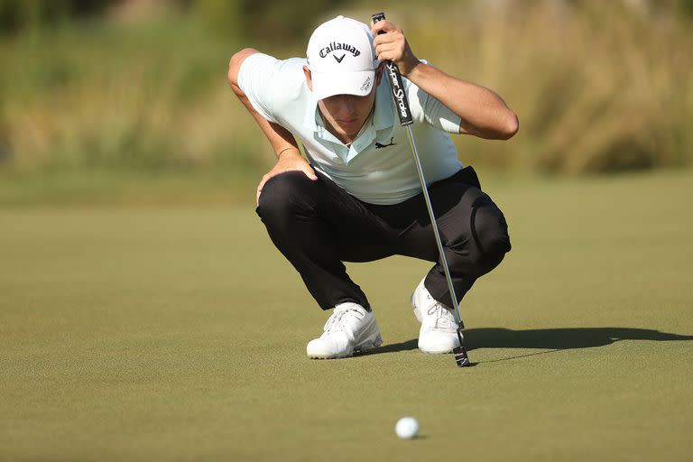 Emiliano Grillo y la mirada fija en la pelotita, en el hoyo inicial; el chaqueño fue de mayor a menor en el arranque del PGA Championship en Kiawah Island