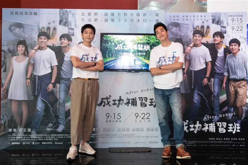 《成功補習班》導演藍正龍（右）和飾演恩師的侯彥西。（圖／華納兄弟提供）
