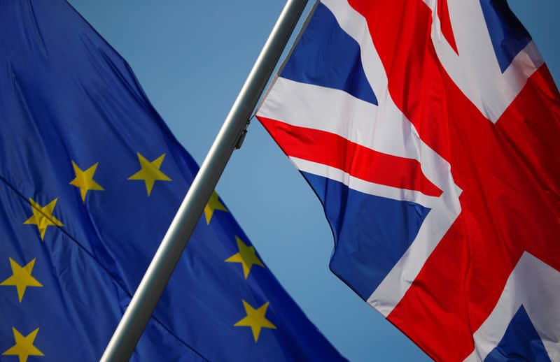 FOTO DE ARCHIVO: Banderas de la Unión Europea y del Rein Unido ondean frente a una cancillería antes de la visita de la primera ministra británica Theresa May en Berlín