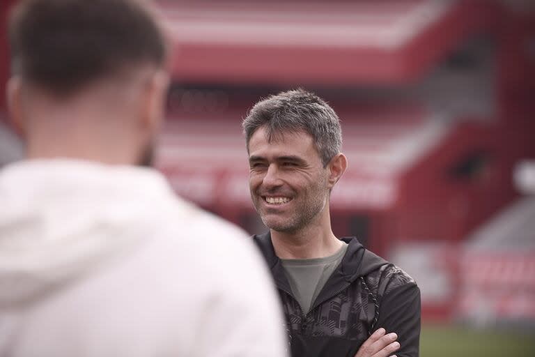 Julio Vaccari sonríe en el estadio Libertadores de América, donde fue confirmado como DT de Independiente