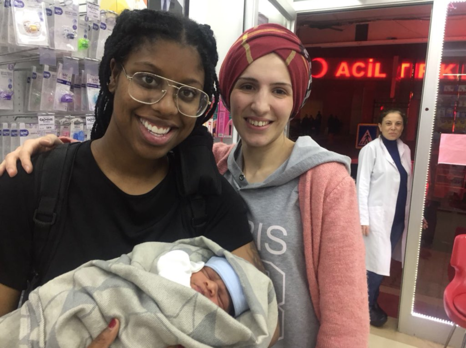 Tia Freeman with her newborn baby and someone looking to take a photo with them [Photo: Twitter/TheWittleDemon]