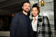 C'est en 2007, aux Golden Globes, que Justin Timberlake et Jessica Biel se sont rencontrés. En 2011, ils se séparent quelques mois... avant de se marier en 2012. Trois ans plus tard, le couple accueille son premier enfant, Silas. Un couple parfait ? Pas vraiment. En 2019, des rumeurs d'infidélités de la part de Justin Timberlake font les gros titres. Il se serait un peu trop rapproché, lors d'une soirée arrosée, de sa partenaire du film <em>"Palmer"</em>, Alisha Wainwright. Furieuse et humiliée, Jessica Biel semble avoir eu du mal à pardonner son mari. Une source proche du couple avait cependant expliqué à <em>E! News</em> : <em>"Leur mariage va survivre. Il se sent coupable et il va se racheter auprès d'elle. Elle est très bien pour lui, et il sait qu'il a beaucoup de chance. Il dit que ce n'était pas grand-chose, qu'ils passaient juste du temps tous ensemble, c'est tout"</em>. Depuis, les deux amoureux sont encore ensemble mais ils suivent actuellement une thérapie de couple. (<em>crédit Getty</em>)