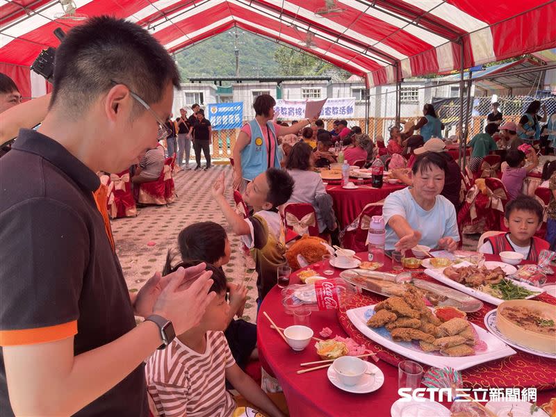 當天總共辦了15桌，有人笑說，吃得比過年圍爐還豐盛。（圖／受訪者提供）