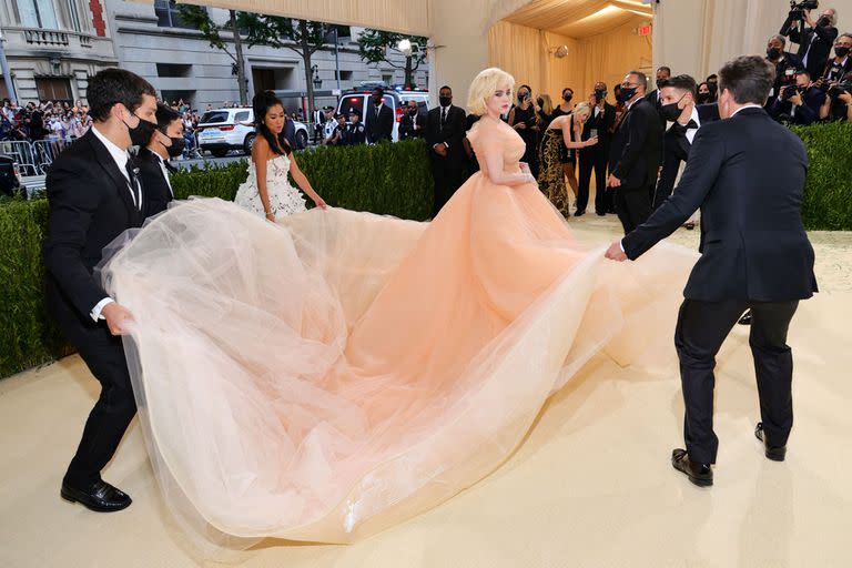 Billie Eilish no pasó inadvertida con su look, que necesitó de la ayuda de  varios asistentes antes de pasar por la white carpet de la gala