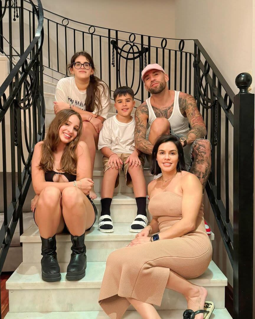 La familia de Nicolás Otamendi, su mujer Celeste Rey y sus hijos, Morena, Mía y Valentín