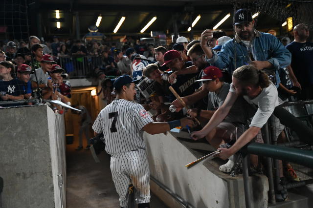 Yankees' Anthony Volpe does best Derek Jeter impression with jump toss