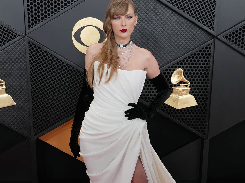 Taylor Swift bereitete schon bei der diesjährigen Grammy-Verleihung ihren neuen "Fortnight"-Look vor. (Bild: Sthanlee B. Mirador/ddp/Sipa USA)