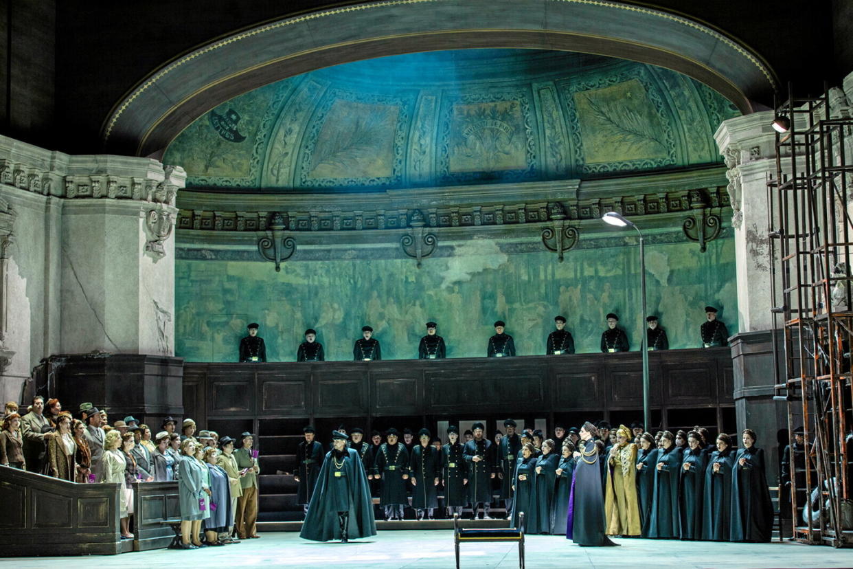 L'amphithéâtre de la Sorbonne, reconstitué par les équipes de l'Opéra de Paris, sert de cadre à l'action.  - Credit:Guergana Damianova / Opéra National de Paris