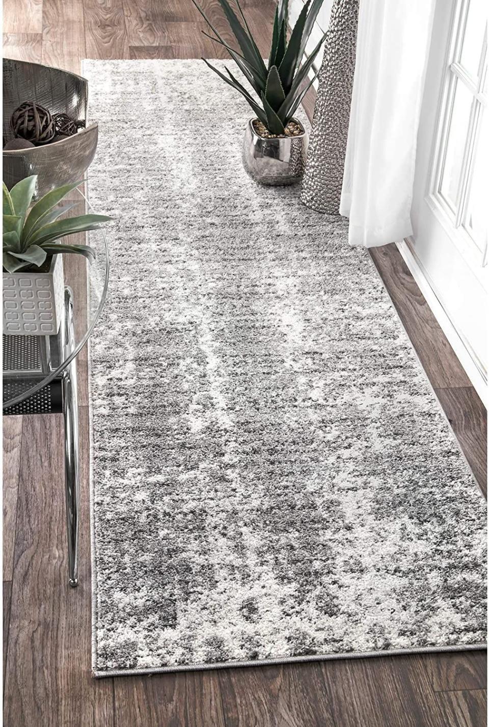 1) Misty Shades Deedra Runner (2'5" x 9'5")