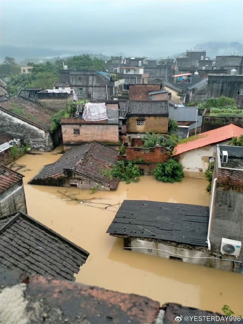 廣東遭遇史上最大洪災，水一度淹至3樓高(圖/翻攝自微博)