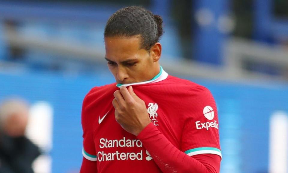 Virgil van Dijk leaves the pitch injured at Goodison Park