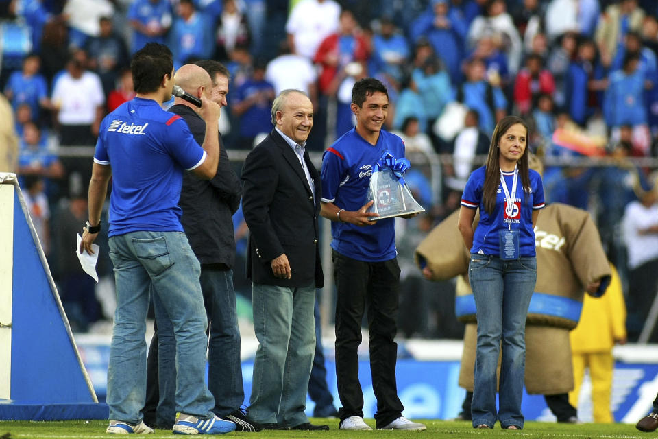 Guillermo Álvarez (centro) es presidente de Cruz Azul desde 1988. /Foto: Getty Images