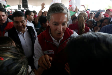 Alfredo del Mazo of Institutional Revolutionary Party (PRI), candidate for governor of the State of Mexico, greets to the audience during his electoral campaign in Ecatepec in State of Mexico, Mexico May 18, 2017. Picture taken on May 18, 2017. REUTERS/Carlos Jasso