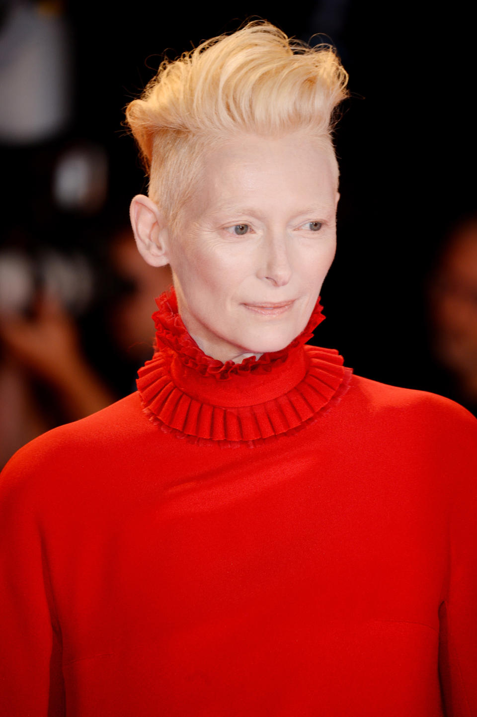 <p>Mascara kommt Tilda Swinton nicht ins Gesicht – und auch andere Beauty-Produkte kommen bei ihr nur selten zum Einsatz. Nur etwas Lippenstift oder Gloss sorgt manchmal für ein wenig Farbe, wenn es für die Schauspielerin auf den roten Teppich geht. (Bild: Getty Images) </p>