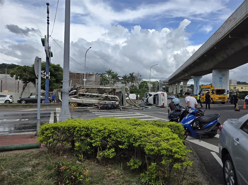 水泥車煞車失靈撞噴白色轎車、重機。（圖／民眾提供）