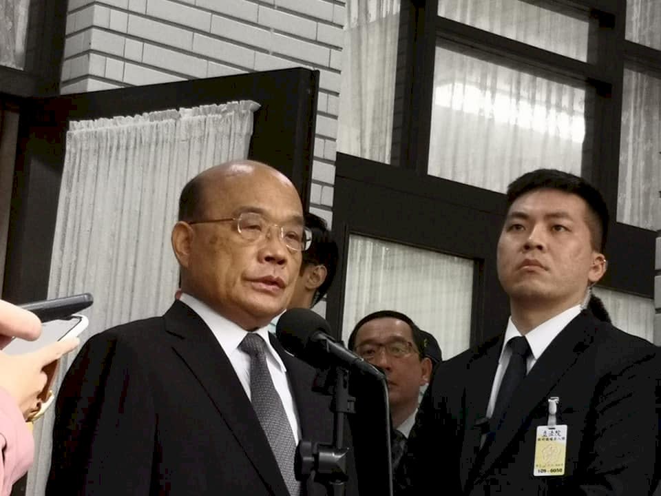 行政院長蘇貞昌(左)到立法院施政報告（劉玉秋攝）