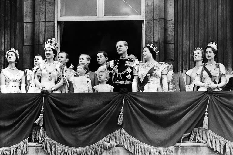 La reina Isabel II de Gran Bretaña, acompañada por el príncipe Felipe, Duque de Edimburgo, el príncipe Carlos, la princesa Ana, la reina Madre Isabel y la princesa Margarita aparece en un balcón del Palacio de Buckingham, el día de la Coronación, en Londres, el 2 de junio de 1953