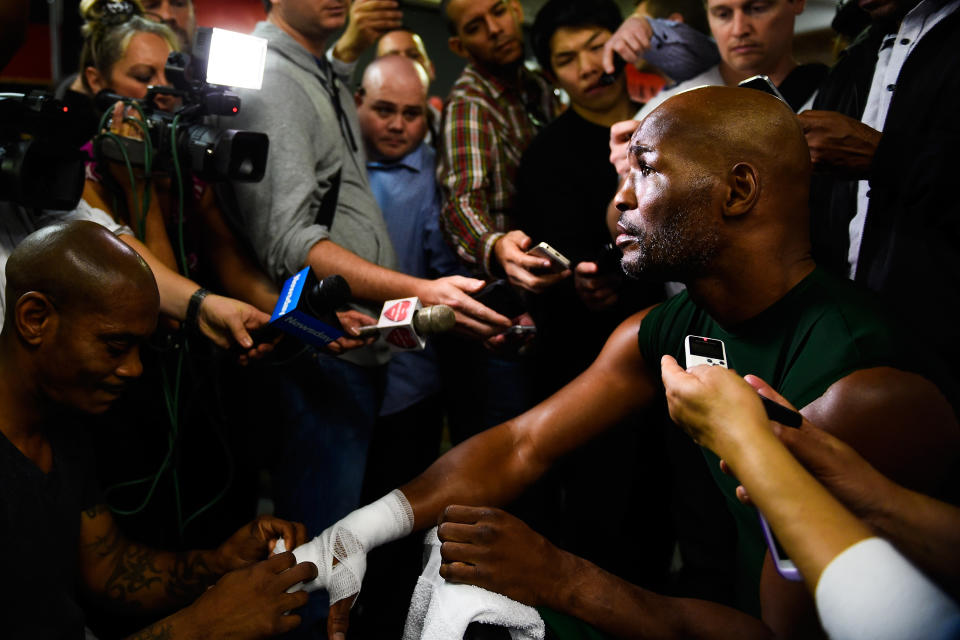 El boxeador estadounidense Bernard Hopkins atiende a los periodistas después de un entrenamiento el 4 de noviembre de 2014 en Nueva York (GETTY IMAGES NORTH AMERICA/AFP | Alex Goodlett)