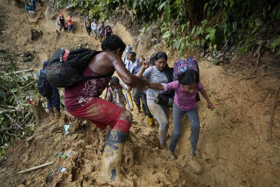 Migrantes, en su mayoría venezolanos, cruzan el Tapón del Darién desde Colombia hacia Panamá con la esperanza de llegar a Estados Unidos, el sábado 15 de octubre de 2022. (Foto AP/Fernando Vergara)