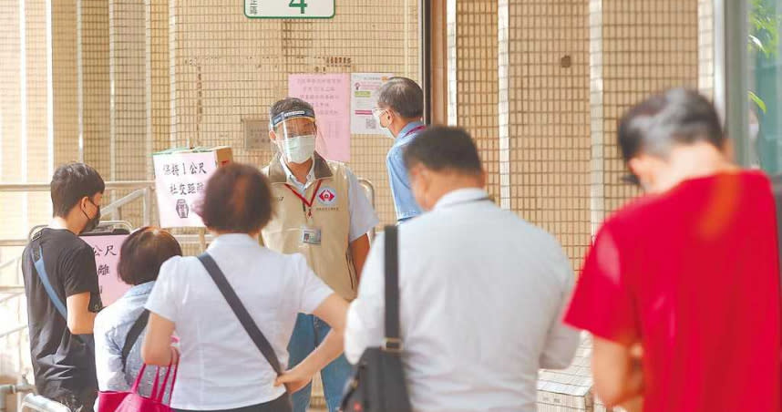 勞動部「勞工紓困貸款」於6月15日開放民眾申請，17日一早，就有申請紓困貸款的民眾前來勞保局排隊。（圖／中國時報粘耿豪攝）