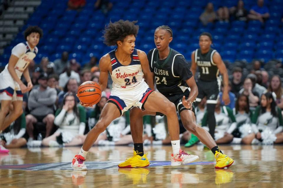 Gervai Maeweathers (24 in white) of San Antonio Veterans Memorial works against Killeen Ellison’s Ahziel McIver (24 in black) in a Class 5A state semifinal on Thursday, March 7, 2024 at the Alamodome in San Antonio, Texas. Ellison defeated Veteran’s Memorial 59-47. University Interscholastic League